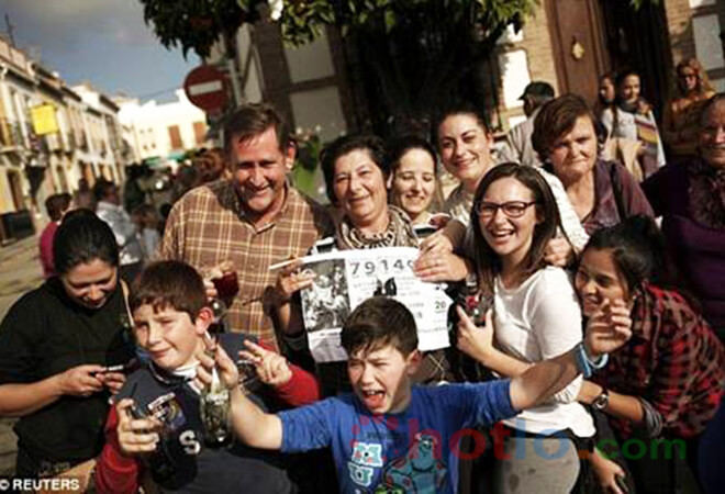 cả l&agrave;ng tr&uacute;ng xổ số độc đắc