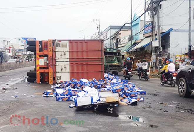 xe container lật tr&ecirc;n quốc lộ