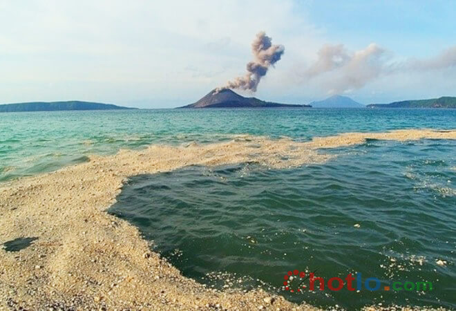 đ&aacute; bọt tr&ocirc;i tr&ecirc;n biển