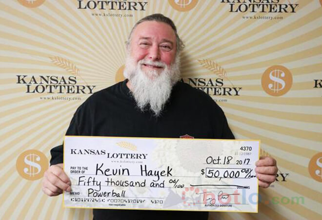 người đ&agrave;n &ocirc;ng để qu&ecirc;n v&eacute; số tr&uacute;ng thưởng