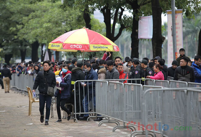 người h&acirc;m mộ xếp h&agrave;ng nhận v&eacute;