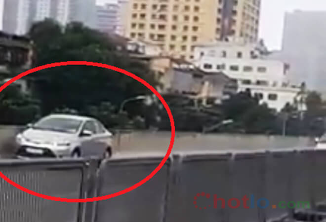 h&igrave;nh ảnh oto đi l&ugrave;i tr&ecirc;n đường cao tốc