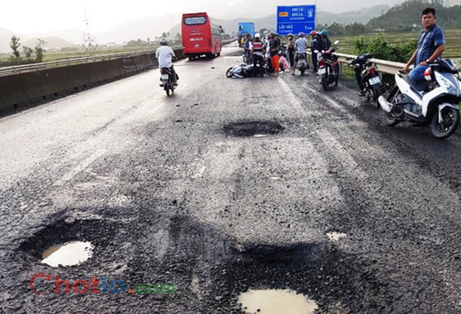 những ổ voi tr&ecirc;n đường