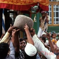 Giải mã bí ẩn hòn đá thần biết bay ở Ấn Độ