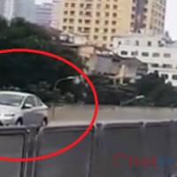 Tài xe ô tô nhận cái kết đắng khi đi lùi xe ở đường cao tốc trên không