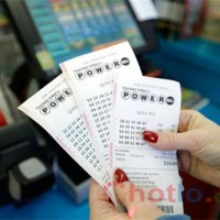 Nhặt được vé soi cầu xổ số trúng 50 triệu USD