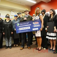 Nhóm người văn phòng trúng độc đắc khi góp tiền mua vé soi cầu xổ số