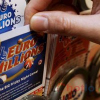 Trúng soi cầu xổ số 72 triệu euro, làm từ thiện 68 triệu USD