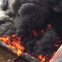 Nhà hàng nổi trên Sông Lô cháy dữ dội ngay ngày đầu năm